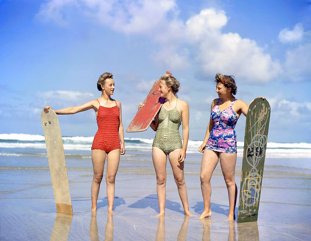 Các nữ công nhân Anh trong kỳ nghỉ ở bãi biển Cornwall, 6/9/1943. Ảnh: Vintag.es.