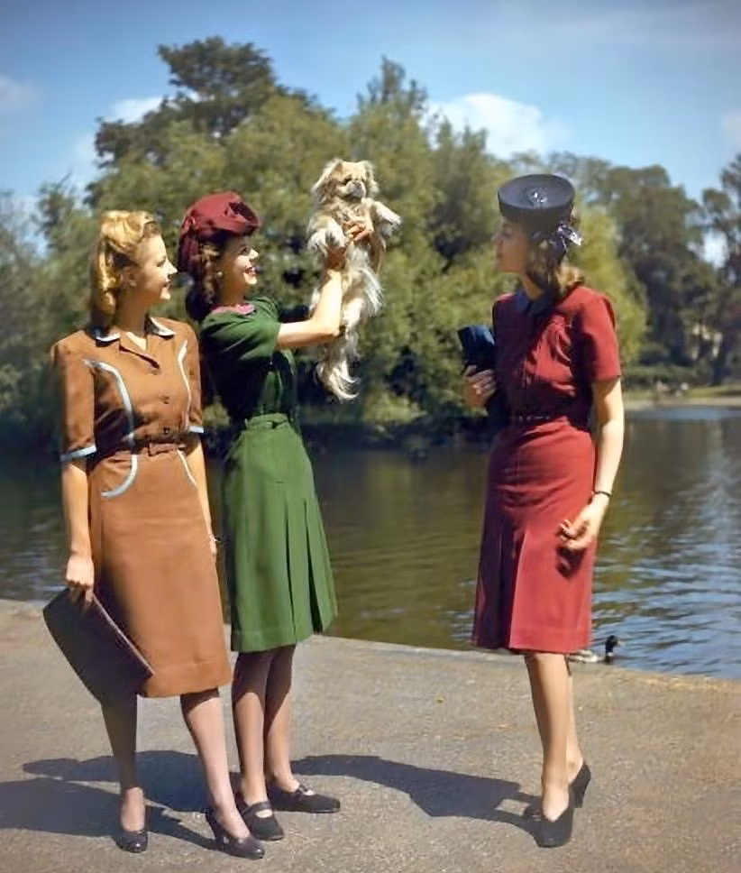 Các người mẫu chụp ảnh trong trang phục của hãng Berketex do nhà tạo mẫu Norman Hartnell thiết kế, London tháng 6/1943. Ảnh: Vintag.es.