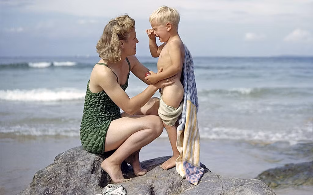 Bà mẹ trẻ và đứa con trai ở bãi biển Cornwall, 6/9/1943. Ảnh: Vintag.es.