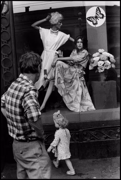 Bên ngoài một quán cà phê, 1988. Ảnh: Elliott Erwitt / Magnum Photos.
