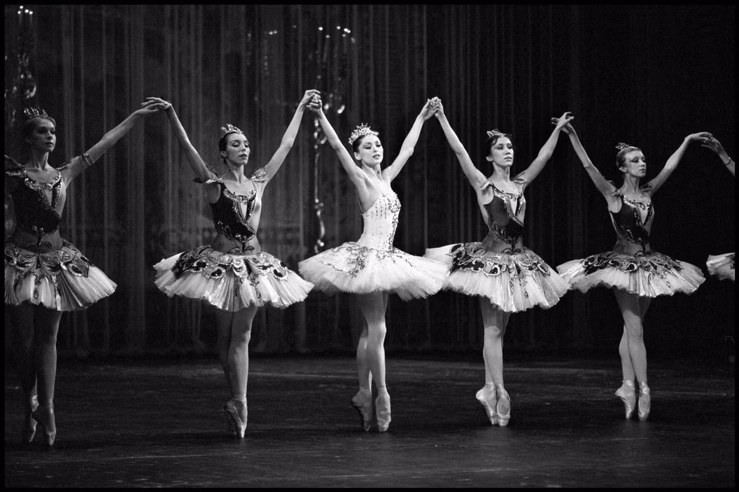 Các nữ diễn viên ba-lê trong một nhà hát của thành phố Leningrad năm 1989. Ảnh: Elliott Erwitt / Magnum Photos.