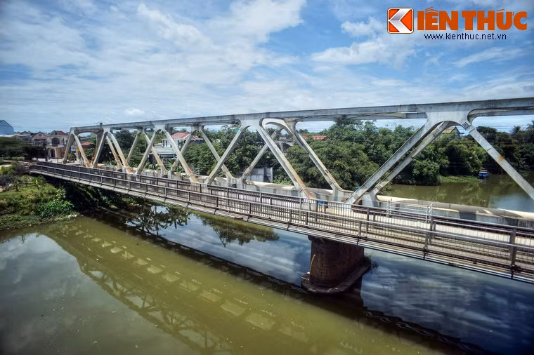 Sau cuộc trùng tu này, cầu mang màu sơn trắng thay cho lớp sơn đen trước đó. Phần đường dành cho người đi xe hai bánh từ hai bên nay chỉ còn ở một bên. Hệ thống đèn chiếu sáng buổi đêm được lắp đặt...