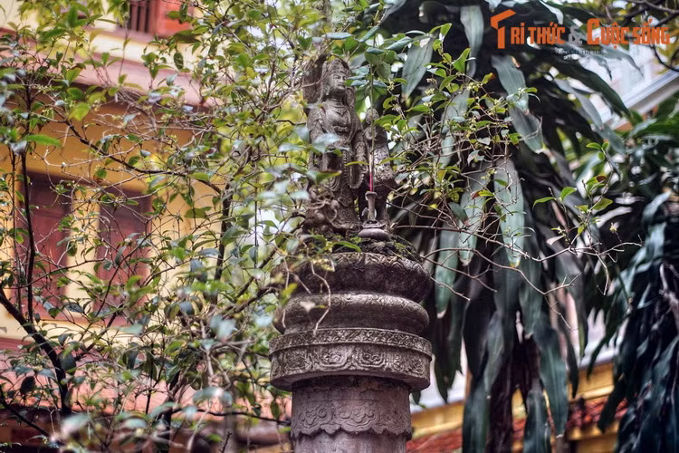 Thân cột là hình trụ tròn đường kính khoảng 30 cm. Phần trên và dưới thân cột phình ra, có các dải hoa văn trang trí sắc sảo. Đỉnh cột an trí cụm tượng Bồ Tát Quán Thế Âm cùng Thiện Tài, Long Nữ, được tạc bằng đá, mang đặc điểm nghệ thuật tượng tròn thế kỷ 18.