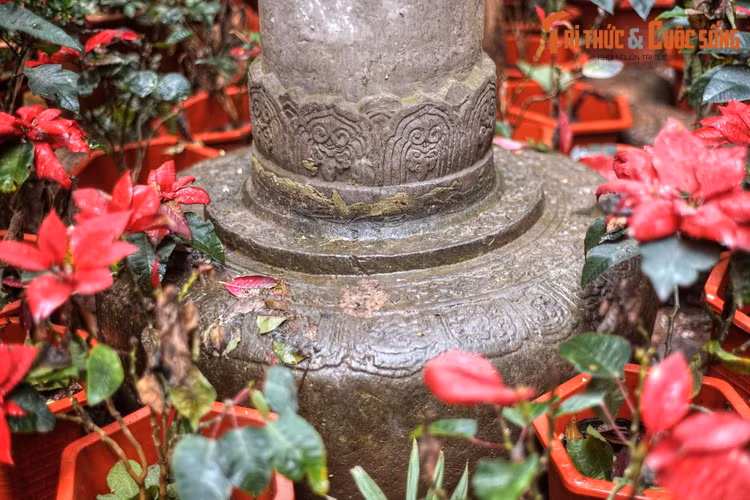 Có từ thời Hậu Lê, cột đá này nằm ở sân trước của ngôi chùa, cách cổng tam quan và con phố nhộn nhịp chỉ vài bước chân. Cột cao 2,4 mét, chia làm ba phần, bệ, thân và đỉnh. Phần bệ hình tròn, đường kính khoảng 70 cm, phía trên trang trí cánh sen.