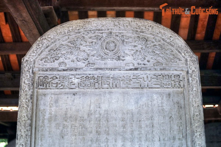 Không chỉ mang giá trị lịch sử, 82 tấm bia Tiến sĩ còn là những tác phẩm nghệ thuật đặc sắc với phong cách điêu khắc, trang trí phong phú. Điều này thể hiện trên bia ở các phần trán bia, diềm bia và rùa đội bia.