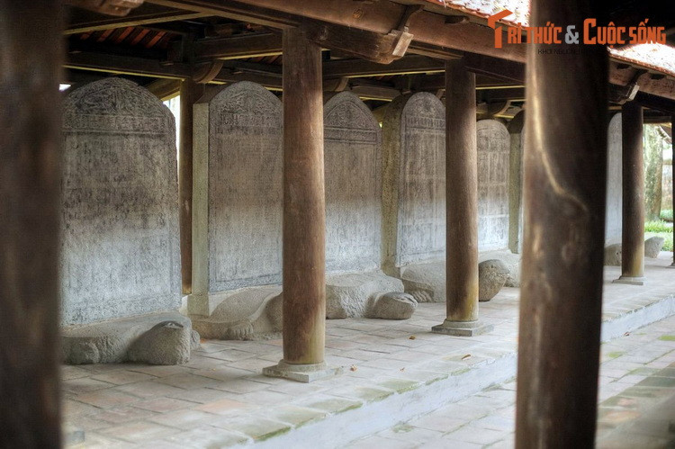 2. Trong nhiều thế kỷ, 82 bia Tiến sĩ tại Văn Miếu – Quốc Tử Giám ở Hà Nội luôn được coi là biểu tượng cho truyền thống hiếu học của người Việt. Những tấm bia này được dựng trong khoảng gần 300 năm (1484-1780), ứng với 82 khoa thi tuyển tiến sĩ triều Lê và Mạc (1442-1779).