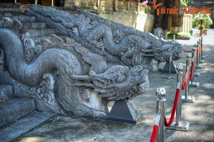 Theo các nhà nghiên cứu lịch sử, đôi rồng đá điện Kính Thiên được dựng năm 1467, thuộc dòng rồng đế vương có năm móng, biểu tượng cho quyền lực của nhà vua. Đây được đánh giá là di sản kiến trúc tuyệt tác, tiêu biểu cho nghệ thuật điêu khắc thời Lê Sơ.