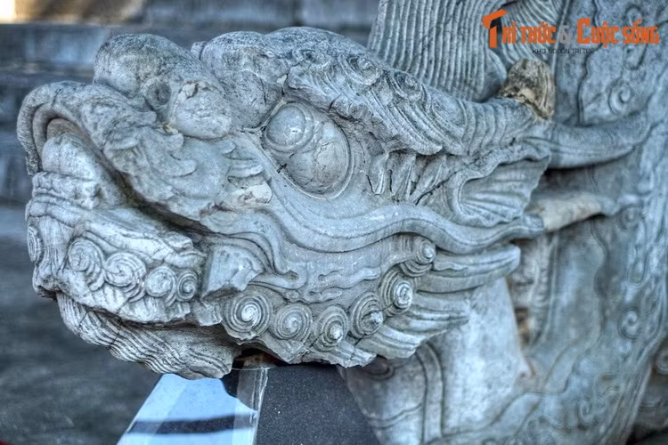 Về tổng thể, rồng có thân uốn 7 khúc, dài 5,3 mét, có mình trơn, không vảy, một đặc trưng của rồng thời Lê. Đầu rồng nổi bật với những nét chạm tinh xảo, thể hiện được sự oai hùng, mạnh mẽ. Đôi mắt rồng lồi hẳn ra ngoài, chiếc mũi gồ cao đầy uy lực.