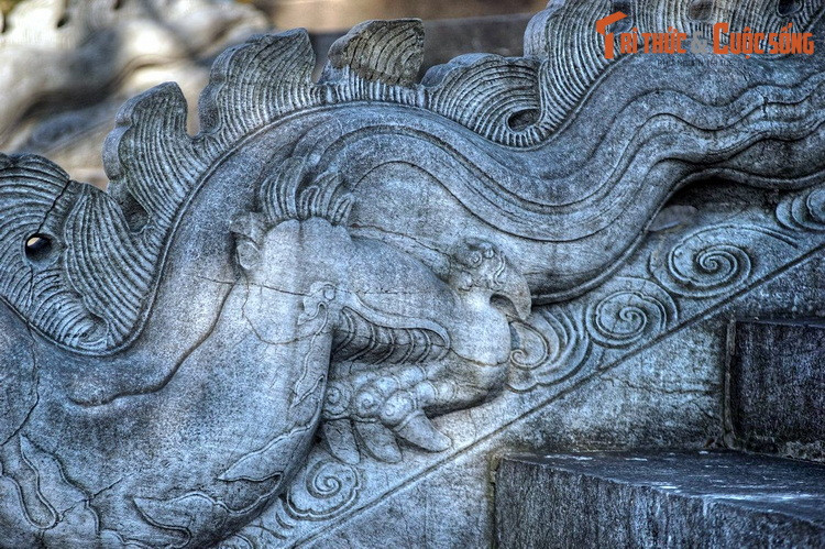 Những nét chạm trên toàn bộ thân mình rồng làm nổi bật cơ bắp cuồn cuộn khỏe mạnh, đặc biệt là ở phần chân – biểu tượng của sức bật mạnh mẽ...