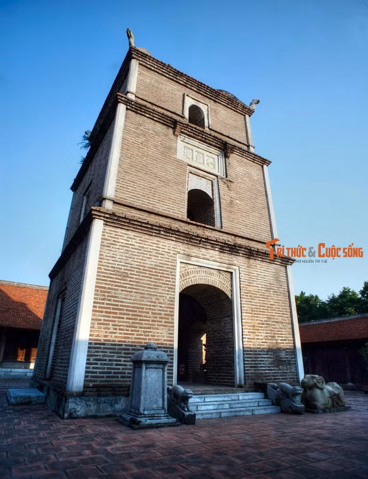  2. Tháp Hòa Phong. Ngày nay, chùa Dâu mang kiểu kiến trúc “nội công ngoại quốc” điển hình của các ngôi chùa cổ miền Bắc. Công trình kiến trúc đặc sắc nhất của chùa là tòa tháp Hòa Phong nằm ở khoảng sân chùa sau tiền điện.