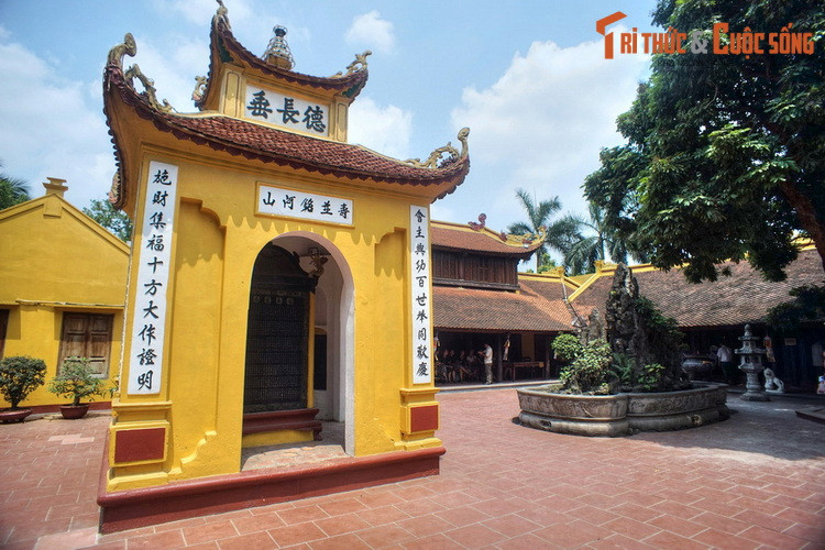 Giống hầu hết những ngôi chùa cổ khác ở miền Bắc Việt Nam, kết cấu và nội thất chùa Trấn Quốc có sự sắp xếp trình tự và theo nguyên tắc khắt khe của Phật giáo. Chùa gồm nhiều lớp nhà với ba ngôi chính là Tiền đường, nhà thiêu hương và thượng điện nối thành hình chữ Công (工).