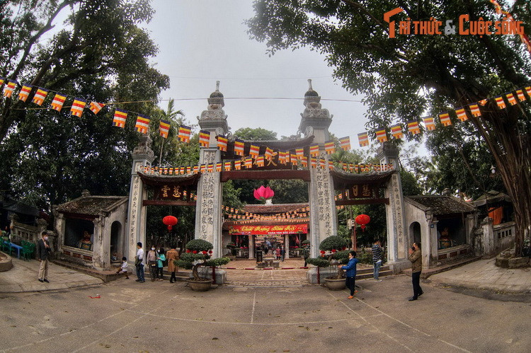 2. Nằm trên phố Chùa Láng, thuộc phường Láng Thượng, quận Đống Đa, chùa Láng hay Chiêu Thiền tự được xây dựng từ thời vua Lý Anh Tông (1138-1175), là nơi thờ Thiền sư Từ Đạo Hạnh, một trong những nhà tu hành nổi tiếng nhất lịch sử Việt Nam.