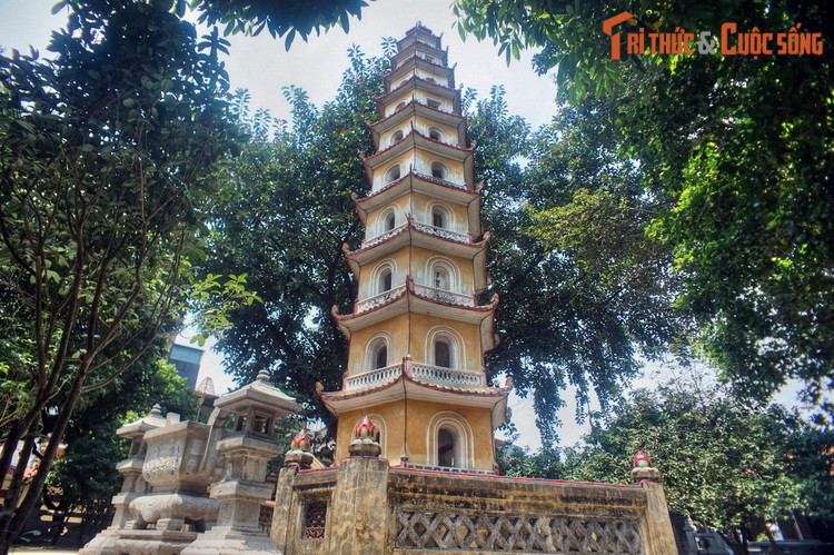 Công trình kiến trúc tiêu biểu của chùa Liên Phái là tháp Diệu Quang nằm phía trước chùa. Tháp có hình lục lăng cao 10 tầng, quy mô tương đối lớn, được coi là kiến trúc quý hiếm vào bậc nhất trong các ngôi chùa ở Hà Nội.