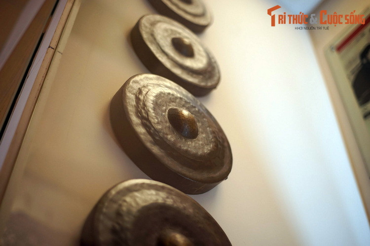 Bộ cồng chiêng của ông Rơ Chăm Ôm, du kích xã Gáo, thị xã Pleiku dùng báo động khi có địch và hát múa mừng quê hương giải phóng, tháng 3/1975. (Hiện vật trưng bày tại Bảo tàng Lịch sử Quân sự).