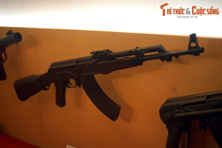 Súng tiểu liên AK của đồng chí Trần Đình Hanh - Đại đội trưởng Đại đội 1, Trung đoàn 101, Sư đoàn 325, sử dụng để tiêu diệt 40 tên địch khi chỉ huy đơn vị chia cắt đường 1, thọc sâu vào trung tâm Đà Nẵng, từ ngày 21-29/3/1975.