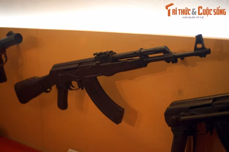 Súng tiểu liên AK của đồng chí Trần Đình Hanh - Đại đội trưởng Đại đội 1, Trung đoàn 101, Sư đoàn 325, sử dụng để tiêu diệt 40 tên địch khi chỉ huy đơn vị chia cắt đường 1, thọc sâu vào trung tâm Đà Nẵng, từ ngày 21-29/3/1975.