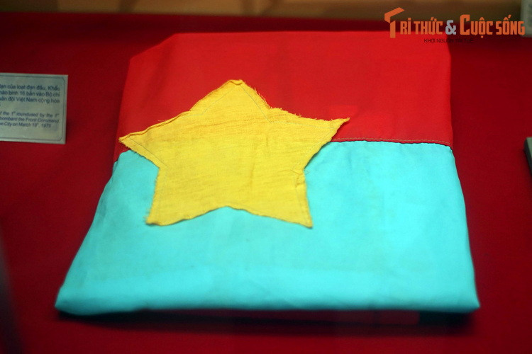 Cờ của chị em tiểu thương chợ Đông Ba - thành phố Huế, tự may treo trước cổng chợ, ngày 26/3/1975.