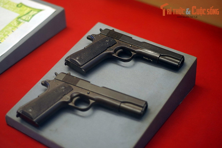 Súng ngắn quân là thu được của các sĩ quan địch trong chiến dịch giải phóng Huế và Đà Nẵng, tháng 3/1975.