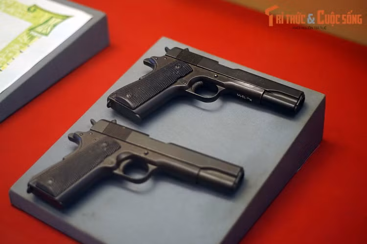 Súng ngắn quân là thu được của các sĩ quan địch trong chiến dịch giải phóng Huế và Đà Nẵng, tháng 3/1975.