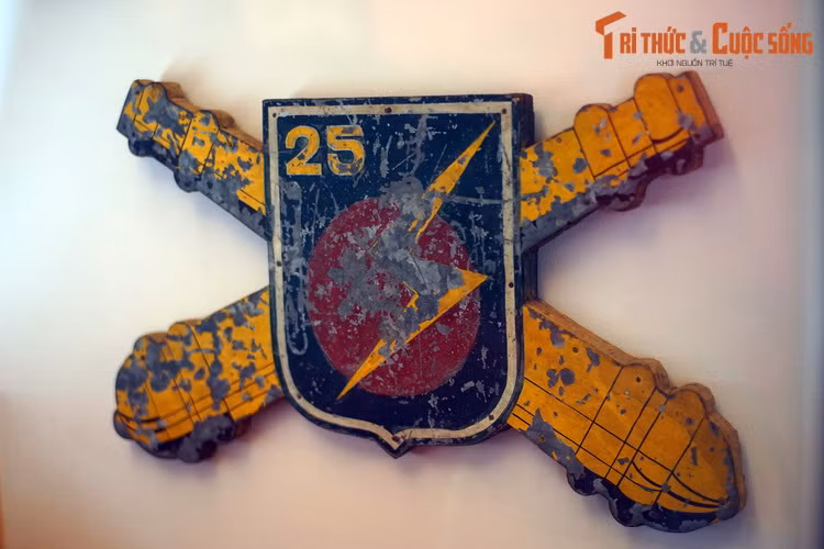 Biển hiệu Trung đoàn Bộ binh 25 của địch, quân ta thu giữ trong chiến dịch Tây Nguyên.