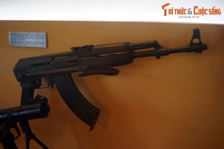 Súng tiểu liên AK của Chuẩn úy Nguyễn Văn Nhì, Trung đoàn Đặc công 198, sử dụng để tiêu diệt 45 tên địch thuộc Trung đoàn 54 đóng gần sân bay Hòa Bình (Buôn Ma Thuột), 10/3/1975.