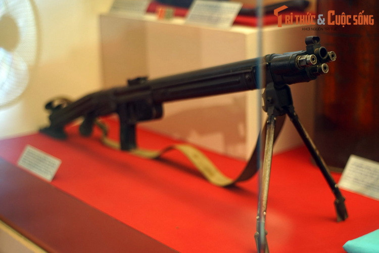 Sùng phun lửa của Đại đội 2, Trung đoàn 66, Sư đoàn 10, sử dụng chiến đấu ở đèo Phượng Hoàng, tiêu diệt nhiều lính dù của địch, ngày 20/3/1975.