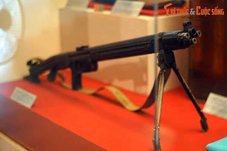 Sùng phun lửa của Đại đội 2, Trung đoàn 66, Sư đoàn 10, sử dụng chiến đấu ở đèo Phượng Hoàng, tiêu diệt nhiều lính dù của địch, ngày 20/3/1975.