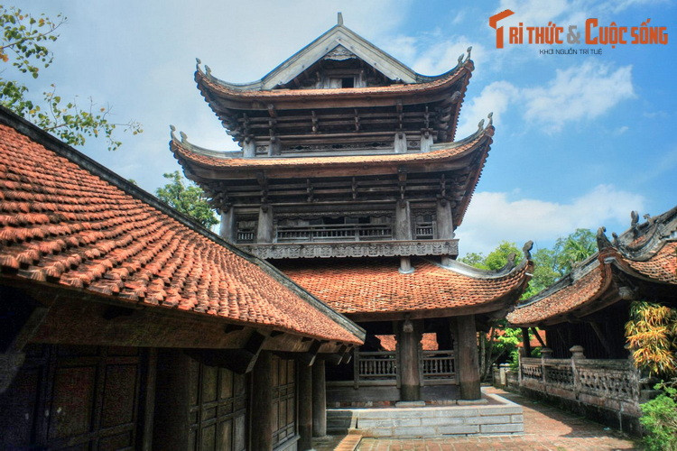 Gác chuông chùa Keo được làm hoàn toàn bằng gỗ, có tới ba tầng, 12 mái (gác chuông của các chùa cổ khác ở Bắc Bộ chỉ làm 2 tầng, 8 mái), kiến trúc mặt bằng theo hình vuông, có chiều cạnh 8,53 x 8,92 mét, độ cao từ nền tới bờ nóc là 11,5 mét.