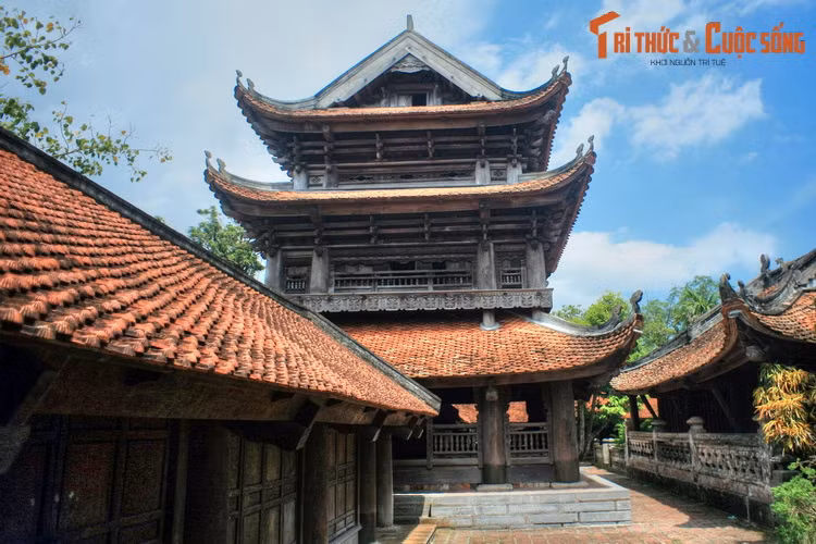 Gác chuông chùa Keo được làm hoàn toàn bằng gỗ, có tới ba tầng, 12 mái (gác chuông của các chùa cổ khác ở Bắc Bộ chỉ làm 2 tầng, 8 mái), kiến trúc mặt bằng theo hình vuông, có chiều cạnh 8,53 x 8,92 mét, độ cao từ nền tới bờ nóc là 11,5 mét.