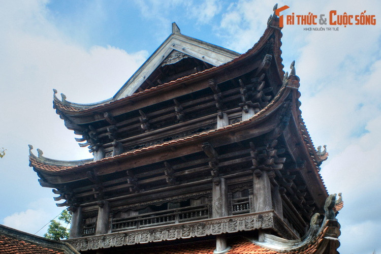 Mỗi tầng của gác chuông được làm 4 mái, mỗi mái đều có đầu đao cong mềm mại. Kết cấu gỗ của công trình sử dụng hệ thống “chồng đấu tiếp rui”, vốn phổ biến ở Trung Hoa và Nhật Bản, rất hiếm gặp trong kiến trúc gỗ Việt Nam truyền thống.