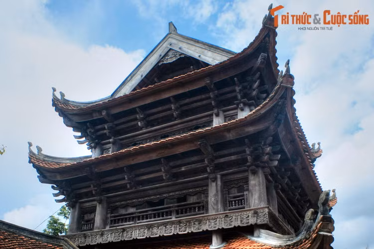 Mỗi tầng của gác chuông được làm 4 mái, mỗi mái đều có đầu đao cong mềm mại. Kết cấu gỗ của công trình sử dụng hệ thống “chồng đấu tiếp rui”, vốn phổ biến ở Trung Hoa và Nhật Bản, rất hiếm gặp trong kiến trúc gỗ Việt Nam truyền thống.