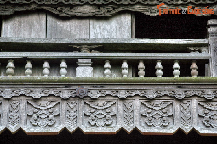 Các chi tiết chạm khắc trang trí mỹ thuật tinh xảo càng tôn thêm vẻ đẹp lộng lẫy của tòa gác chuông.