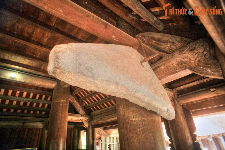 Ngoài giá trị về mỹ thuật, gác chuông của ngôi chùa cổ nổi tiếng này còn lưu giữ được một số hiện vật quý như chuông và khánh đá, là đối tượng thu hút sự quan tâm của các nhà nghiên cứu.