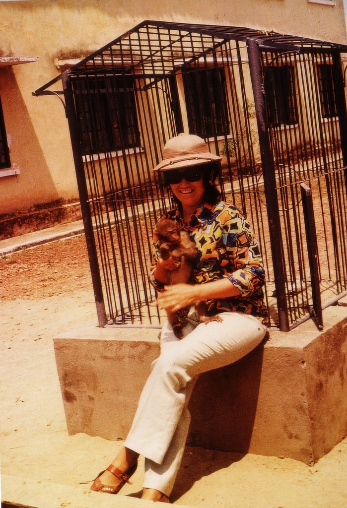 Bên "ngôi nhà" của chú khỉ nhỏ.