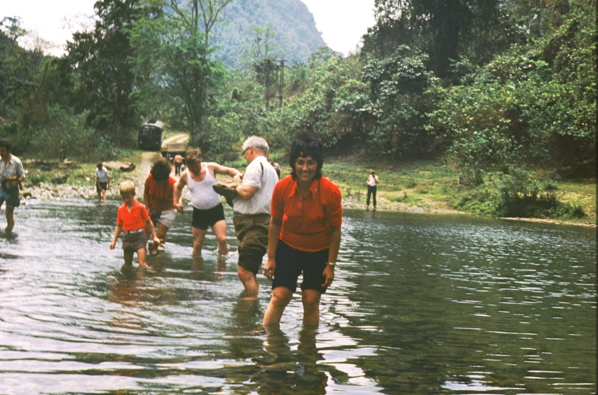 Gia đình ông Günter Mosler cùng đồng nghiệp người Đức lội suối trong một chuyến dã ngoại ở Thái Nguyên, miền Bắc Việt Nam những năm 1970.