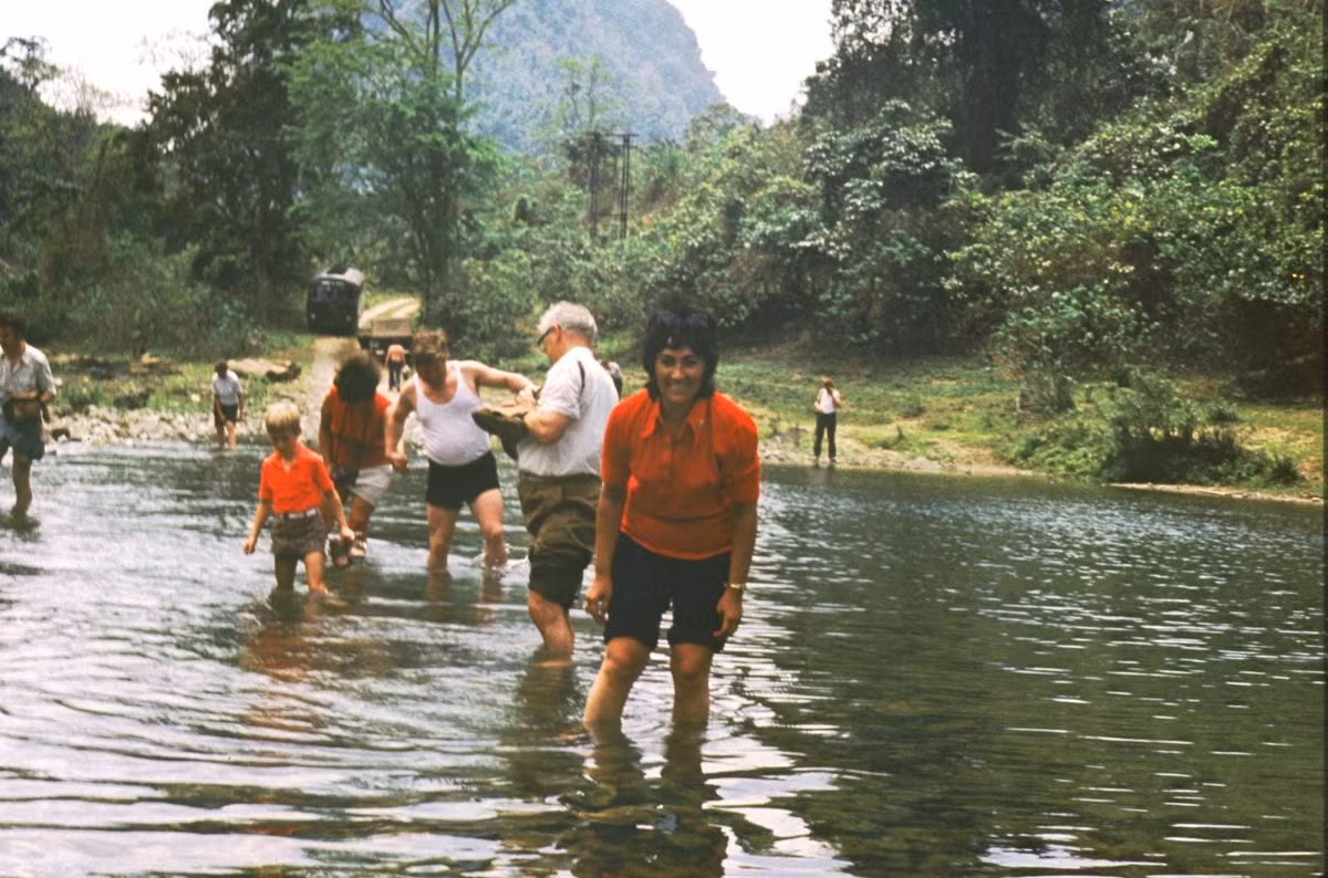 Gia đình ông Günter Mosler cùng đồng nghiệp người Đức lội suối trong một chuyến dã ngoại ở Thái Nguyên, miền Bắc Việt Nam những năm 1970.