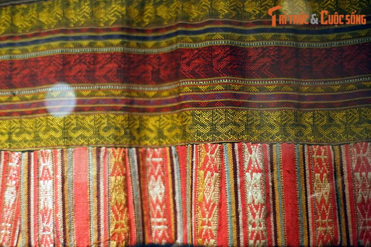 Người dệt thao tác trên mặt trái tấm vải. Khung dệt có thể là loại khung cửi lớn đạp chân, như của người Thái, người Mường, hoặc loại buộc lưng kiểu "inđônêdiêng" của các dân tộc ở Tây Nguyên. Ảnh: Váy ống của người Mường ở Hòa Bình, 1958.