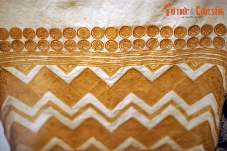 Người ta vẽ lên vải các hoạ tiết bằng sáp ong đã đun nóng chảy. Dụng cụ vẽ là loại bút đặc biệt có ngòi cong bằng đồng hoặc một số khung dập hình tam giác, những ống tre nhỏ. Ảnh: Váy có hoa văn bao bằng sáp ong trước khi nhuộm của người Dao Tiền ở Cao Bằng, 2002.