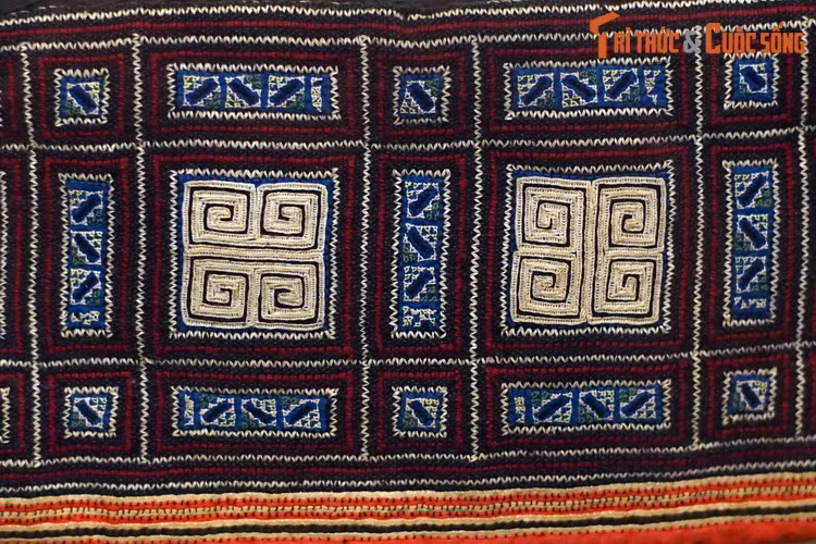 Với kỹ thuật thêu, người ta có thể tạo những đường cong tự nhiên. Người H'mông thêu chéo mũi tạo những dấu nhân. Người Dao và người Thái chủ yếu sử dụng kỹ thuật thêu luồn sợi và vắt chỉ. Các mẫu thêu truyền thống được ghi nhớ trao truyền từ đời này sang đời khác.