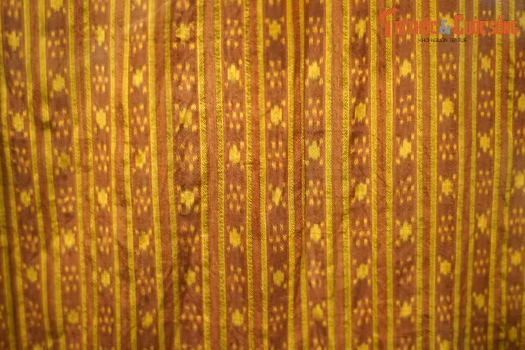 Một số nơi dùng kỹ thuật “nhuộm bao sợi” để xử lý các sợi sẽ chăng lên khung dệt làm sợi dọc. Kỹ thuật ikat phổ biến ở người Thái Đen, Khmer, Ba Na… Hoa văn ikat có vẻ đẹp rất riêng nhờ các đường biên mờ. Ảnh: Váy ống của người Khmer, Sóc Trăng, 1940.