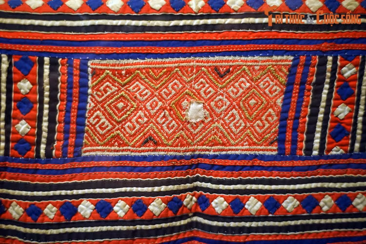 Mỗi dân tộc thường có những kiểu ghép riêng. Người Lô Lô, Pu Péo ghép các hình tam giác. Người Hmông có kỹ thuật đáp vải rất tinh xảo gọi là “đáp vải ngược”, nghĩa là mảnh vải đáp được cắt lượn thành các hoạ tiết rồi đáp lên y phục để lộ màu nền bên dưới. Ảnh: Tạp dề của người H'Mông, Lai Châu, 1991.