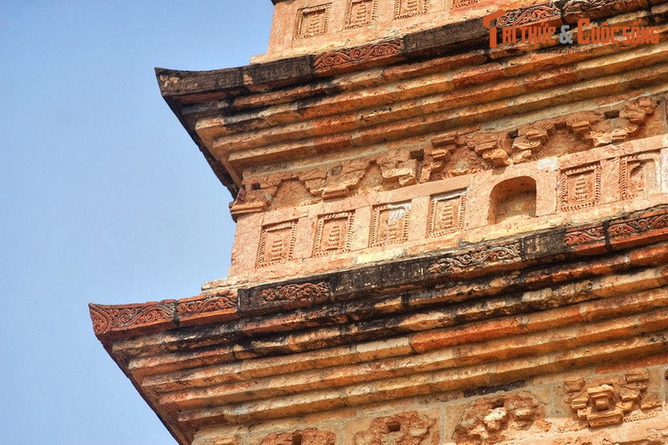 Theo khảo sát, tháp được xây dựng bằng 13.200 viên gạch nung, gồm 2 loại trong đó có một loại hình vuông kích thước là 0,22 × 0,22 mét, một loại hình chữ nhật kích thước 0,45 × 0,22 mét. Mặt ngoài của bảo tháp trang trí hoa văn rất phong phú, đẹp nhất là từ bệ tháp đến hết tầng 2