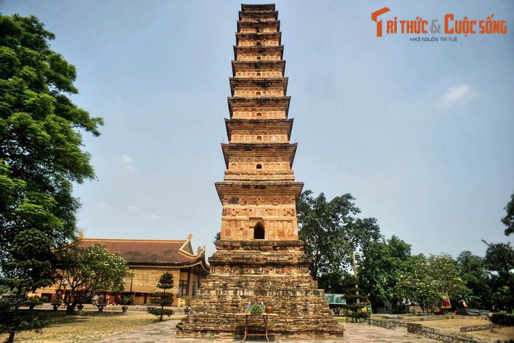 Tương truyền, ngọn tháp nguyên bản có 15 tầng, trên nóc tháp có một hình khối búp hoa sen chưa nở bằng đất nung tạo cho tháp một dáng vẻ thanh thoát vươn cao. Do thăng trầm lịch sử, phần chóp tháp đã bị vỡ, tháp hiện chỉ còn 11 tầng tháp và 1 tầng bệ, có chiều cao đo được 16,5 mét.