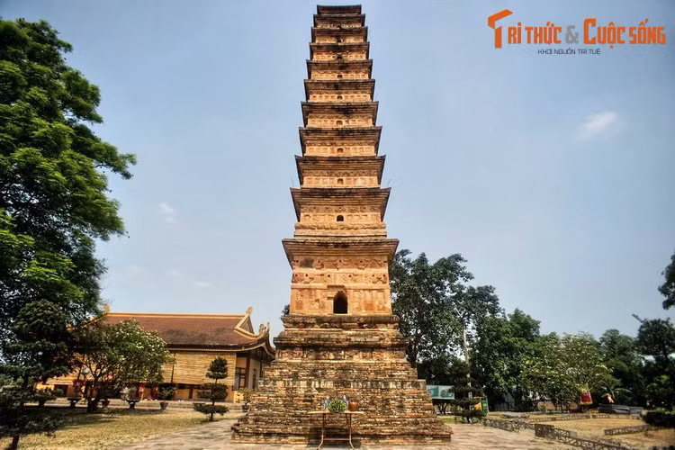 Tương truyền, ngọn tháp nguyên bản có 15 tầng, trên nóc tháp có một hình khối búp hoa sen chưa nở bằng đất nung tạo cho tháp một dáng vẻ thanh thoát vươn cao. Do thăng trầm lịch sử, phần chóp tháp đã bị vỡ, tháp hiện chỉ còn 11 tầng tháp và 1 tầng bệ, có chiều cao đo được 16,5 mét.