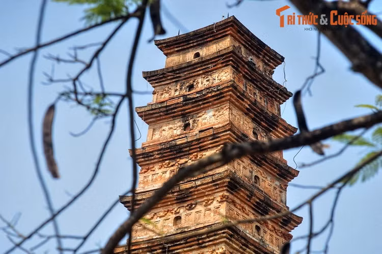 Vào năm 1972, quá trình trùng tu tháp theo lối thủ công đã được thực hiện để thay thế và bổ sung những phần gạch bị vỡ, bị khuyết, bị lũ quét.