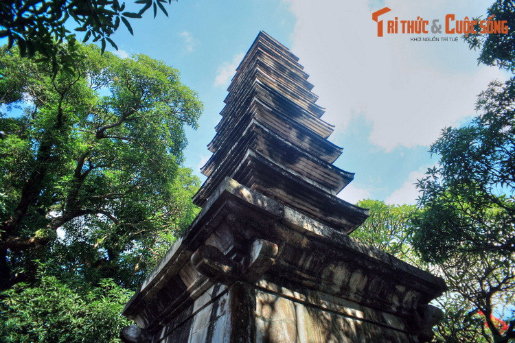 Theo sử sách, vua Trần Nhân Tông đã từng ca ngợi vẻ đẹp của tháp Phổ Minh bằng bốn câu thơ: “Sư về trong viện câu kinh vắng/ Quán ở bên sông bóng nguyệt treo/ Ba chục cung tiên cây tháp đặt/ Trăm ngàn cõi Phật tiếng triều reo”.