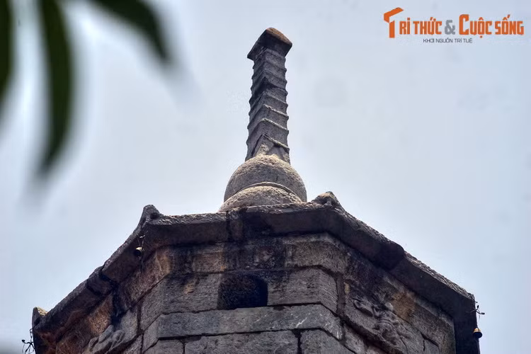 Các góc mái của mỗi tầng tháp có treo những quả chuông, chiếc khánh nhỏ. Trong lòng tháp có một khoang tròn. Đỉnh tháp có hình bầu hồ lô, tượng trưng cho sự hội tụ linh khí của đất trời. Lòng tháp đặt tượng Hòa thượng Chuyết Chuyết, vị sư trụ trì danh tiếng của chùa vào thế kỷ 17.