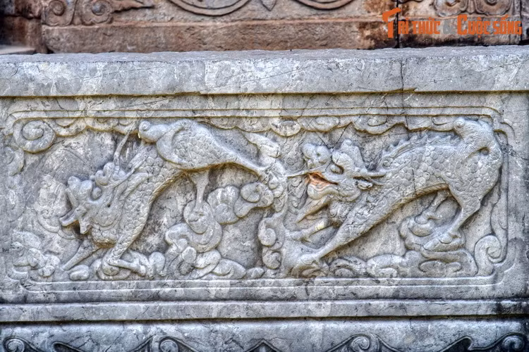 Giá trị mỹ thuật của tháp Báo Nghiêm tập trung ở tầng đầu tiên với hai cột chạm rồng và 13 phù điêu chạm hình thú vật trên bề mặt. Ẩn sau loạt hình ảnh được chạm khắc ở tháp Báo Nghiêm là những ý nghĩa sâu xa mà cho đến nay giới nghiên cứu vẫn chưa giải đáp được thấu đáo.