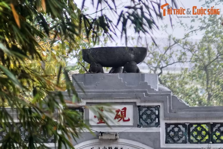 Một công trình gắn liền với Tháp Bút là Đài Nghiên - nghiên mực bằng đá xanh hình nửa trái đào được đỡ bằng ba con cóc - nằm trên cánh cổng ở đầu cầu Thê Húc. Tương truyền, vào một số giờ trong năm, bóng của đỉnh Tháp Bút sẽ chấm đúng vào giữa lòng Đài Nghiên.