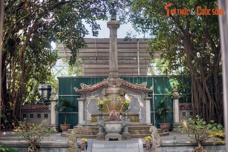 2. Nằm ở số 16 phố Lê Thái Tổ, bên bờ phía Tây hồ Gươm, tượng đài vua Lê Thái Tổ được xây dựng vào cuối thế kỷ 19, là tượng đài cổ nhất của Hà Nội còn được lưu giữ đến nay.